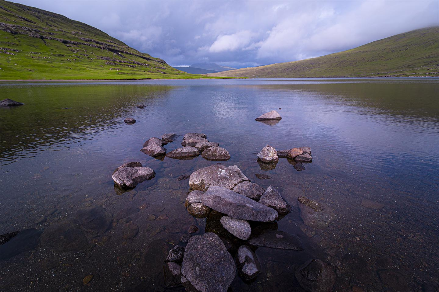 Lake by SørvaÌgsvatn av Rasmus Gundorff Sæderup