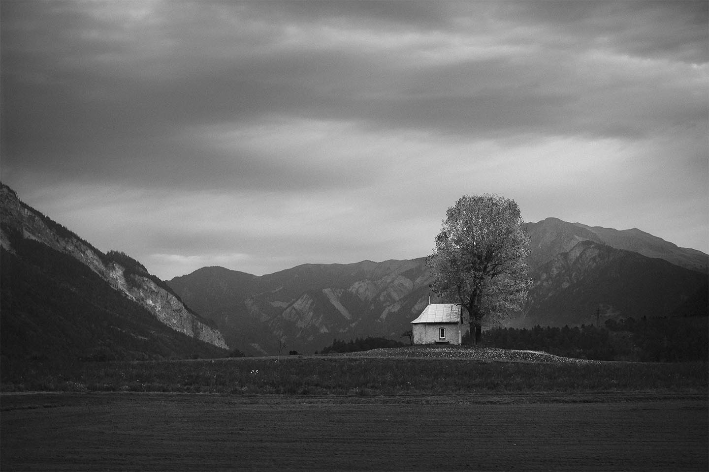 The lonely house and tree av Rasmus Gundorff Sæderup